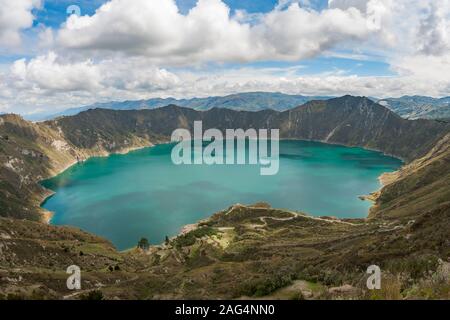 Den See in der Caldera des Quilotoa Vulkan in Ecuador. Stockfoto