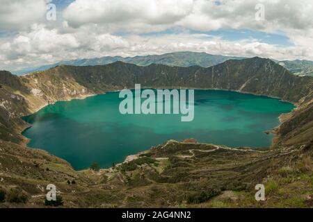 Den See in der Caldera des Quilotoa Vulkan in Ecuador. Stockfoto