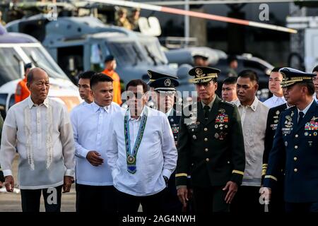 Peking, Philippinen. 17 Dez, 2019. Philippinischer Präsident Rodrigo Duterte (C) kommt für die Feier des 84. Jahrestages der Streitkräfte der Philippinen (AFP) im Lager Aguinaldo in Quezon City, Philippinen, Dez. 17, 2019. Credit: rouelle Umali/Xinhua/Alamy leben Nachrichten Stockfoto