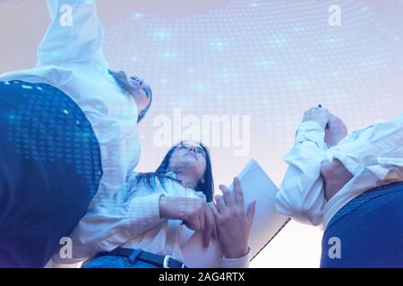 Gruppe von Security Guards Arbeiten an Computern während in der Hauptschaltwarte sitzend, CCTV-Überwachung. Stockfoto