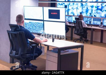 Sicherheit Schutz Überwachung moderne CCTV-Kameras in der Überwachung. Männliche Security Guard in der Überwachung. Stockfoto