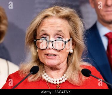 Us-Vertreter Debbie Dingell (D-MI) spricht auf eine demokratische Presse Konferenz auf der US-Senator Mitch McConnell (R-KY) legislative Agenda in Washington, DC. Stockfoto