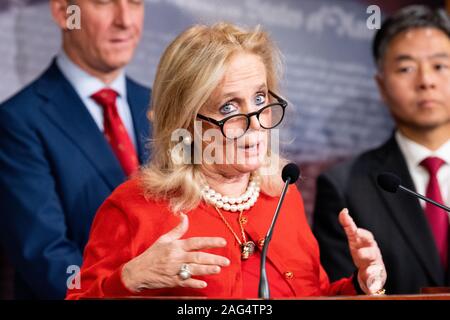 Us-Vertreter Debbie Dingell (D-MI) spricht auf eine demokratische Presse Konferenz auf der US-Senator Mitch McConnell (R-KY) legislative Agenda in Washington, DC. Stockfoto