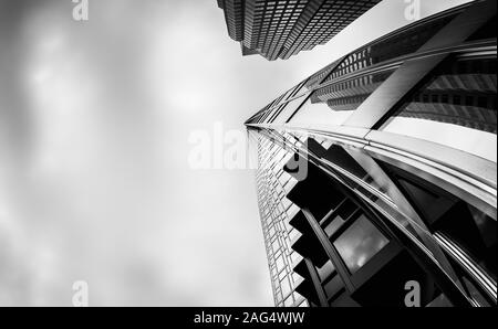 Graustufen-Low-Angle-Aufnahme von Hochhäusern in der Finanz Bezirk von Toronto Kanada Stockfoto