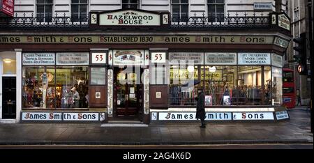 LONDON, GROSSBRITANNIEN - 26.Oktober 2012: Gegründet 1839 James Smith & Söhne verkauft oder verkauft hat: Reitpeitschen Peitschen, Irische blackthorns, Malacca Stöcke Stockfoto