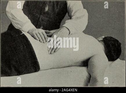 . Ein Handbuch für Heilgymnastik und Massage, für den Einsatz von Ärzten, Studenten und Masseure konzipiert. Nach dem effleurageand frei mit der letzteren gemischt. Die flachen Muskeln des Rückens sind durch die effleuraged wholehand auf jeder Seite, während für die einzelnen kneten Seite ist takensingly und die Muskelzellen hob, Begriffen, gerollt und geknetet, allmählich in der Axilla. Für die Kneten itwould scheinen mehr rationale, das weiche Gewebe foldsparallel zu heben, um die Richtung der Muskelfasern statt oftransverse, wie wir oft gesehen haben es getan. Die rhomboidsand große Teile des trapeziu Stockfoto