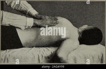 . Ein Handbuch für Heilgymnastik und Massage, für den Einsatz von Ärzten, Studenten und Masseuren entwickelt. Abb. 29.- Muskeln des Rückens. In diesem und den folgenden anatomicalpictures die geraden Linien Richtung der Daumen, der dottedlines, dass von den vier Finger. und nach unten Richtung - nur eine Muskelgruppe des bodythus behandelt - Während die flachen Muskeln Massage in Richtung auf die Schulter - Gemeinsame erfordern. 96 ANGEWANDTE MASSAGE für den effleiirage der Erbauer der spinse operatorbegins, indem Sie den Hals, dann Streicheln mit beiden Händen. Abb. 30.- Nach oben oder unten streichen Stockfoto