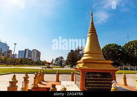 Ein Stupa memorializes Mord Opfer einer Granate Angriff 1997 auf eine Opposition Rallye 1997 in Watum Botum Park in Phnom Penh, Kambodscha. Stockfoto