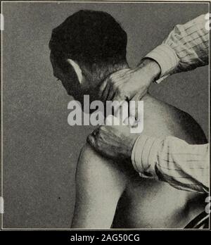 . Ein Handbuch für Heilgymnastik und Massage, für den Einsatz von Ärzten, Studenten und Masseuren entwickelt. Abb. 27.- EFFLEURAGE von Hals. Richtung der Axilla. Oder beide Seiten können in Rückenlage behandelt, beginnend mit seiner handsflat auf dem Brustbein und Streicheln in der Axilla angegeben werden. Theanterior serratus vorzugsweise in der liegenden Position behandelt, die Betreiber der linken Hand anheben und abstützen Der rightarm des Patienten etwas, und seine rechte Hand applyingeffleurage Kneten und in den seitlichen Teil des Thorax 94 ANGEWANDTE MASSAGE in Richtung der Scapula. Streicheln und Kneten Stockfoto