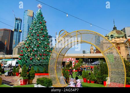 LED Weihnachtsbaum und Dekorationen zu Weihnachten Quadrat am Federation Square in Melbourne, Australien Stockfoto