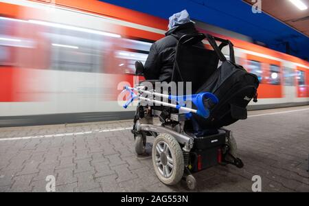 Ludwigsburg, Deutschland. 17 Dez, 2019. Steffen Gödecke steht mit seinen elektrischen Rollstuhl am Bahnhof auf einen Track. Auf einer Pressekonferenz am 18. Dezember, die wichtigsten Punkte der staatlichen Initiative "Bahnhof der Zukunft" vorgestellt werden. Ziel der Initiative ist es, Bahnhöfe in Barrierefreie Mobilität Hubs zu entwickeln. Credit: Marijan Murat/dpa/Alamy leben Nachrichten Stockfoto