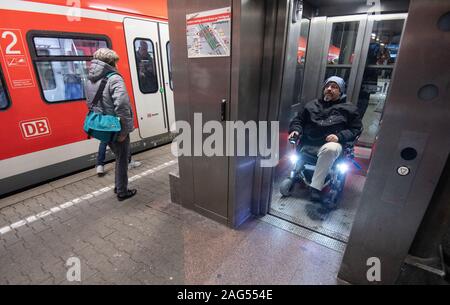 Ludwigsburg, Deutschland. 17 Dez, 2019. Steffen Gödecke Laufwerke in seinen elektrischen Rollstuhl am Bahnhof mit einem Aufzug zu einem Track. Auf einer Pressekonferenz am 18. Dezember, die wichtigsten Punkte der staatlichen Initiative "Bahnhof der Zukunft" vorgestellt werden. Ziel der Initiative ist es, Bahnhöfe in Barrierefreie Mobilität Hubs zu entwickeln. Credit: Marijan Murat/dpa/Alamy leben Nachrichten Stockfoto