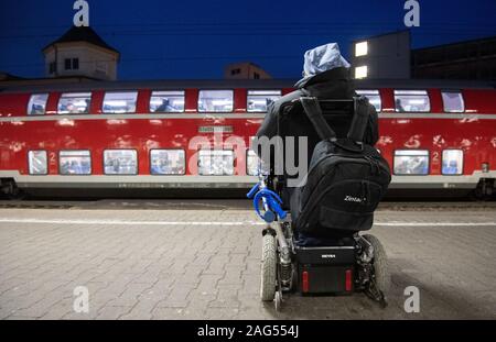 Ludwigsburg, Deutschland. 17 Dez, 2019. Steffen Gödecke steht mit seinen elektrischen Rollstuhl am Bahnhof auf einen Track. Auf einer Pressekonferenz am 18. Dezember, die wichtigsten Punkte der staatlichen Initiative "Bahnhof der Zukunft" vorgestellt werden. Ziel der Initiative ist es, Bahnhöfe in Barrierefreie Mobilität Hubs zu entwickeln. Credit: Marijan Murat/dpa/Alamy leben Nachrichten Stockfoto