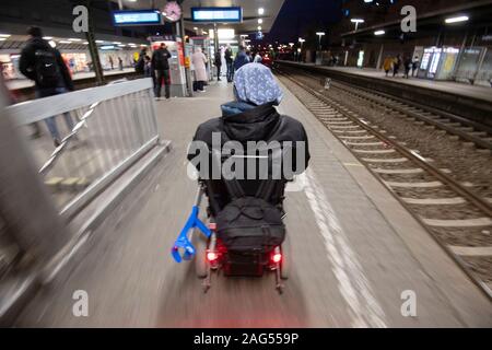 Ludwigsburg, Deutschland. 17 Dez, 2019. Steffen Gödecke fährt mit seinem elektrischen Rollstuhl entlang einer Spur an der Station an. Auf einer Pressekonferenz am 18. Dezember, die wichtigsten Punkte der staatlichen Initiative "Bahnhof der Zukunft" vorgestellt werden. Ziel der Initiative ist es, Bahnhöfe in Barrierefreie Mobilität Hubs zu entwickeln. Credit: Marijan Murat/dpa/Alamy leben Nachrichten Stockfoto