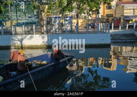 Mitarbeiter von Bangkok Gemeinde in einem Boot auf der Canal Klong Viel (Klong Lod/Klong Lord) in der Altstadt von Bangkok, Thailand, sammeln Müll Stockfoto