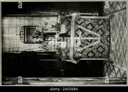 . Die Religion der Russland. Eine Studie, die von der Orthodoxen Kirche in Russland aus der Sicht der Kirche in England. r und Tsaritsa, mit einem wunderschönen Bild ihrer Krönung. Die Möbel con-Sisted eines großen normale Tabelle, mit mehreren Stühlen und Hocker, einen niedrigen Tisch, noch eine kleine Tabelle, die als theBatushkas Schreibtisch serviert, und in der Ecke des Raumes eine smallshrine, mit Ikonen und Bücher der Hingabe; auch hier wurden mehrere der kleinen glatten Brote gesäuertes Brot, mit religiösen Zeichen, die den östlichen Churchuses für die Heilige Kommunion gestempelt. Eine kleine dreieckige Stück isscoo Stockfoto