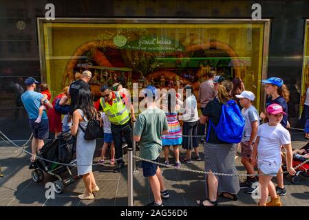 Menschen beobachten Myer Weihnachten Windows an der Bourke Street, Melbourne, Australien Stockfoto