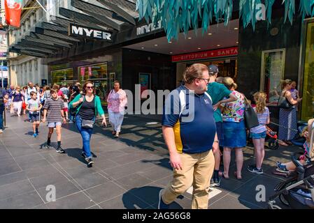 Menschen beobachten Myer Weihnachten Windows an der Bourke Street, Melbourne, Australien Stockfoto