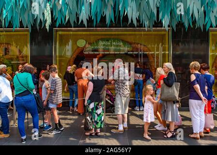 Menschen beobachten Myer Weihnachten Windows an der Bourke Street, Melbourne, Australien Stockfoto