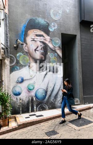 'Street Art von Elsa Jean de Dieu im Central District von Hong Kong". Stockfoto