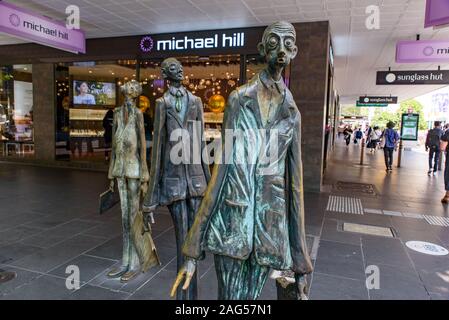 Drei Unternehmer, brachte ihr eigenes Mittagessen, einem berühmten Kunst im öffentlichen Raum auf die Swanston Street, Melbourne, Australien Stockfoto