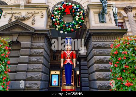 Weihnachten Dekorationen auf Melbourne Town Hall, Australien Stockfoto