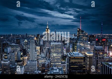 NEW YORK, UNITED STATES - Jun 10, 2019: Blick auf NEW YORK CITY vom Observatorium auf dem Rockefeller Center (Oberseite des Felsens) Stockfoto