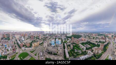 Luftaufnahme der Landschaft in einer grossen Stadt mit hohen Häusern und Wolkenkratzer im Zentrum von Nowosibirsk unter einem wunderschönen blauen Himmel mit Wolken an einem s Stockfoto