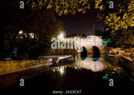 Schöne Aufnahme der Pulteney Brücke in der Nähe von Gebäuden mit beleuchtet Lichter in der Nacht in England Stockfoto