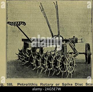 . Handbuch von Baugeräten, seine Kosten und Effizienz. Abb. 187, Petrolithic Schleifring Rooter. Kombiniertes Pflug, Rooterand Vertikutierer für Straße oder andere schwere Arbeit. eigentümlich geformten Spitzen anstelle von Trennscheiben. Es ist usuallydrawn von vier Pferden. Wttien in Verbindung mit dem rooter verwendet, seine besondere Funktion ist bis zu brechen und Pulverisieren die Schollen.. Petrolithic Rotary oder Spike Disc Vertikutierer. Es wird auch verwendet, um zu Vertikutieren. Das Gewicht der Maschine 1.300 Pfund, Preis $ 175. Koad Grubber: Abb. 189. Diese Maschine ist so konzipiert, dass Thor-Oughly Mix der trockenen und flüssigen Materialien. Das Gewicht der Maschine 700 Pfund, pri Stockfoto
