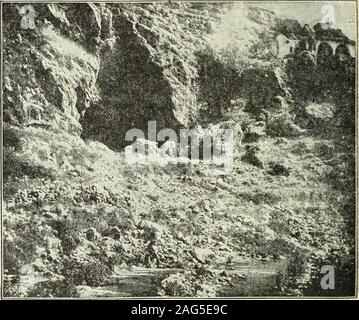 . Überprüfung der Bewertungen und der weltweit arbeiten. e rechts in der Abbildung) der Höhle und auf dem Gipfel der Klippe ist aMoliammedan Schrein zu den geheimnisvollen saintSheikh Khudr, oder St. George, das steht, itis behauptete, über die sul:) Struktur der Weiß-marmoriert Tempel, Herodes der Große Speicher des Augustus erectedto. An der Basis der Cliff ist eine riesige Masse ofdebris^ von Massen von gefallenen Felsen gebildet, anddoubtless auch Teile von diesen Tempel, die ausgrabung wird allein offenbaren. Die Höhle isstill dort, und war gut mit Wasser gefüllt. Thestream kann einmal direkt Floß aus thecavern, Stockfoto