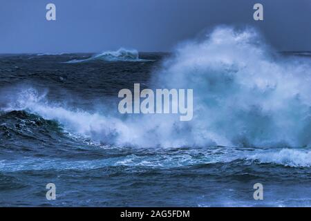 Erstaunliche schäumende Wellen auf dem Meer gefangen in der stürmischen Wetter in Norwegen Stockfoto