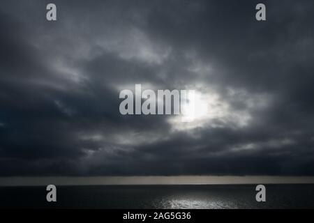 Atemberaubender Blick auf das Meer und den Horizont mit der Sonne Hinter den Wolken am schönen Himmel Stockfoto