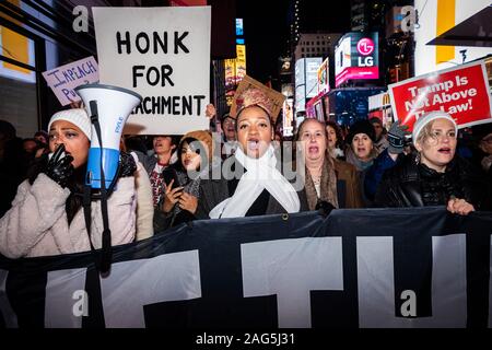 New York, Vereinigte Staaten. 17 Dez, 2019. Am Vorabend des Hauses Amtsenthebungsverfahren Stimmen, ein paar tausend Demonstranten tragen Schilder mit der Forderung nach einem Amtsenthebungsverfahren und Entfernung von Donald J. Trumpf März vom Times Square, Union Square in New York City am 17. Dezember 2019. (Foto von Gabriele Holtermann-Gorden/Pacific Press) Quelle: Pacific Press Agency/Alamy leben Nachrichten Stockfoto