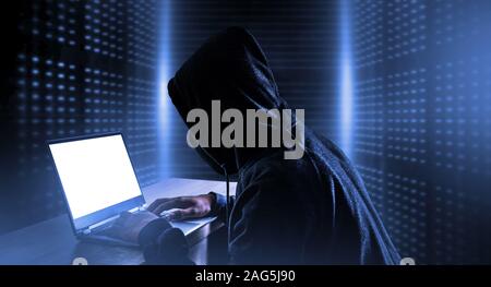 Cyberkriminalität, Hacking und Kriminalität. Hacker mit Laptop. Stockfoto