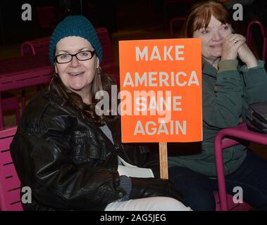 Los Angeles, Kalifornien, USA. 18 Dez, 2019. Hunderte Rallye für die Amtsenthebung und die Beseitigung von Präsident Donald Trump vom Büro im Grand Park neben dem Rathaus am Dienstag, 17. Dezember 2019 zu nennen. Hunderte von Kundgebungen wurden auch im ganzen Land statt, die einen Tag vor dem Repräsentantenhaus Stimmen auf zwei Artikel Amtsenthebungsverfahren gegen Trump, behauptend, das er die Kraft seines Amtes missbraucht und behindert den Kongress. Quelle: UPI/Alamy leben Nachrichten Stockfoto