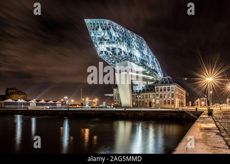 Schöne Aufnahme des Hafenbehörde-Gebäudes in Antwerpen, Belgien während der Nacht Stockfoto