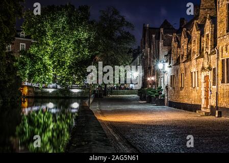 Schöne Landschaft eines alten Viertels in der Nähe des Sees umgeben Bei Bäumen bei Nacht Stockfoto