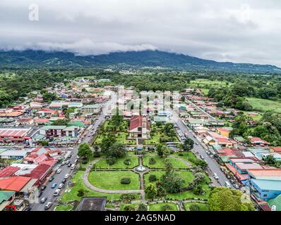 Dorf La Fortuna, Costa Rica 12.11.19 - Luftaufnahme von Stadt und Kirche auf dem Parque Central Square. Stockfoto