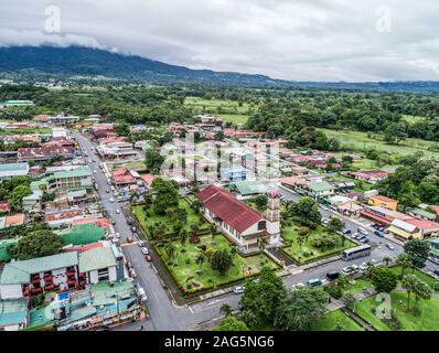 Dorf La Fortuna, Costa Rica 12.11.19 - Luftaufnahme von Stadt und Kirche auf dem Parque Central Square. Stockfoto