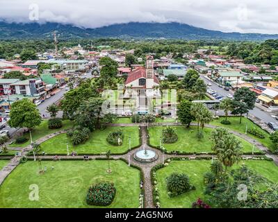 Dorf La Fortuna, Costa Rica 12.11.19 - Luftaufnahme von Stadt und Kirche auf dem Parque Central Square. Stockfoto