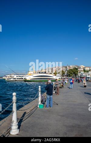 Istanbul, Türkei - 16.September 2019: Menschen durch Uskudar Square in Istanbul, Türkei, am 16.September 2019. Stockfoto