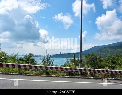 DA Nang, Vietnam - November 20, 2019: Straße in Son Tra Berg mit Blick über die Stadt Da Nang, Vietnam Stockfoto