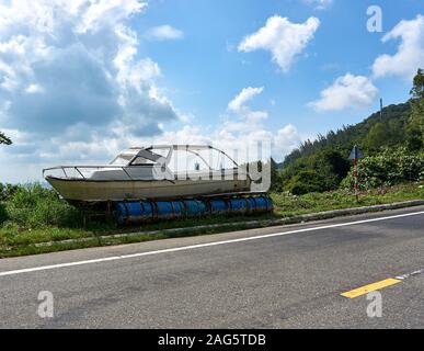 DA Nang, Vietnam - November 20, 2019: Boot neben der Straße bei Son Tra Berg Stockfoto