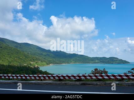 DA Nang, Vietnam - November 20, 2019: Straße in Son Tra Berg mit Blick über die Stadt Da Nang, Vietnam Stockfoto