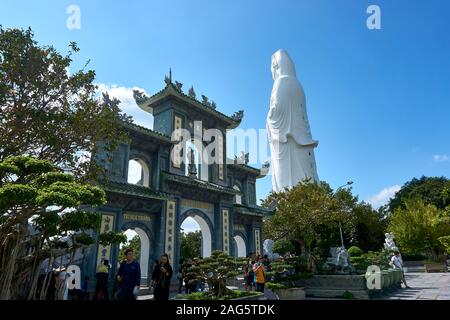 DA Nang, Vietnam - November 20, 2019: die Menschen besuchen Linh Ung Pagoda in Son Tra Berg in der Stadt Da Nang, Vietnam Stockfoto