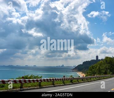 DA Nang, Vietnam - November 20, 2019: Straße in Son Tra Berg mit Blick über die Stadt Da Nang, Vietnam Stockfoto