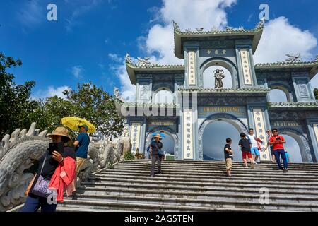 DA Nang, Vietnam - November 20, 2019: die Menschen besuchen Linh Ung Pagoda in Son Tra Berg in der Stadt Da Nang, Vietnam Stockfoto