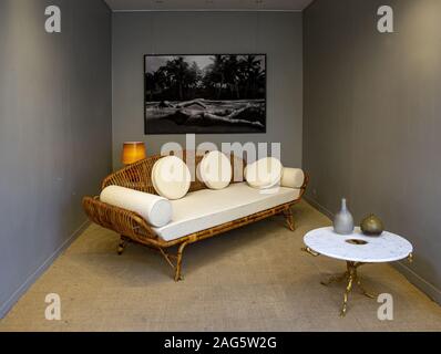 PARIS, Frankreich, 06.Oktober, 2019: Interior design Vorschlag sich auf einfache, Qualität 20 C Möbel Stockfoto