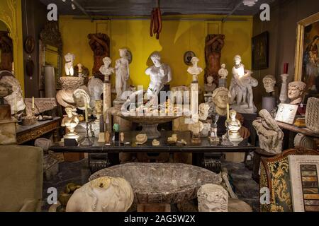 PARIS, Frankreich, 06.Oktober, 2019: Eine Menge von antiken Statuen und Büsten auf einen Stall in der Pariser Flohmarkt in St. Ouen Stockfoto